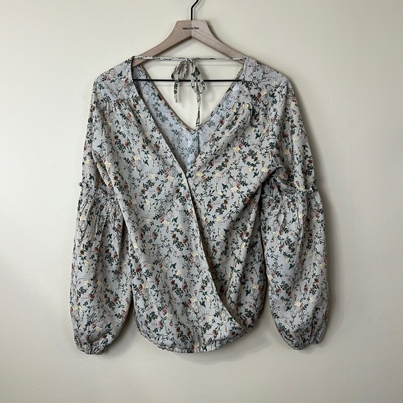 Tied back romantic blouse - Picture 5 of 8